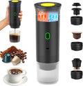 Cafetera Portátil 3 en 1 con café sirviéndose y accesorios
