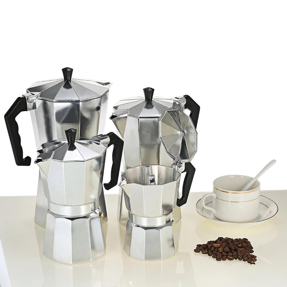 Cafetera italiana ESENEA junto a taza de café y granos