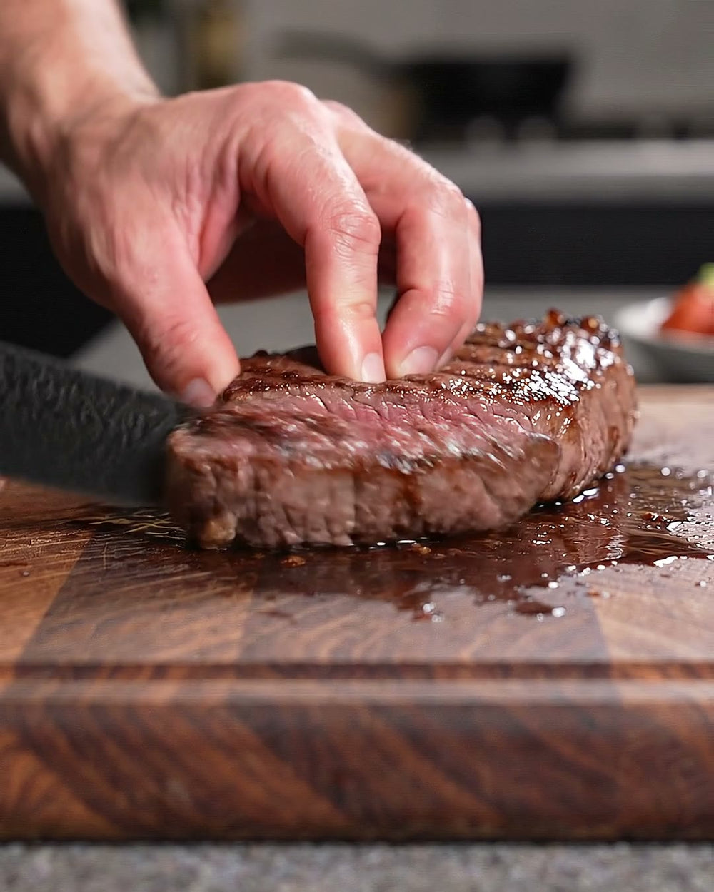 Cuchillo del set cortando carne