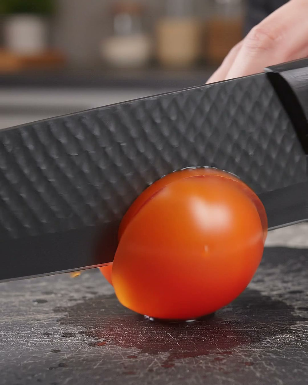 Cuchillo del set cortando un tomate