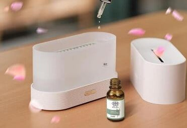 Gotas de aceite esencial en el difusor ultrasónico ESENEA